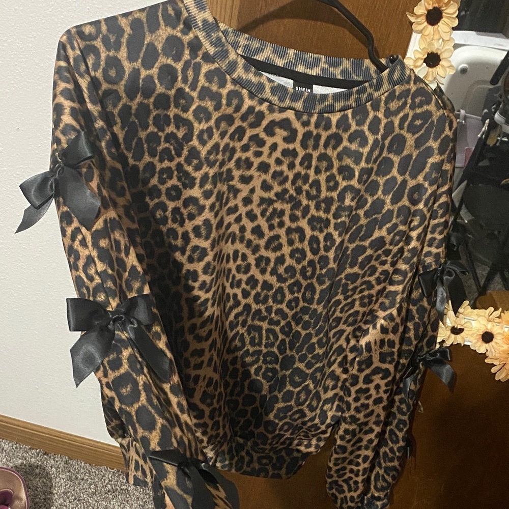 Leopard Print Sweater with Bow Details 🎀 - Picture 2 of 3
